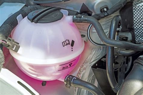 Automechanikas tikrina automobilio aušinimo sistemą