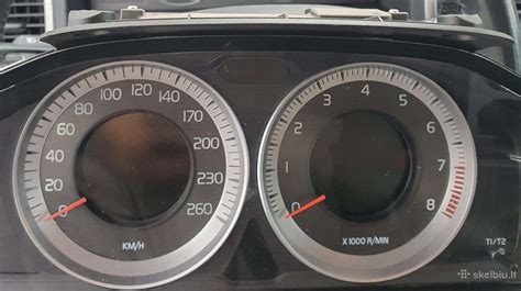 Volvo V70 prietaisų skydelis su užsidegusia SRS įspėjamąja lempute