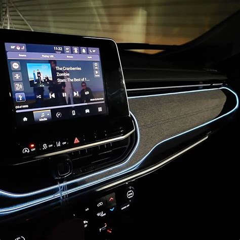 Automobilio salono nuotrauka su integruotu multimedijos ekranu, rodančiu filmą arba TV transliaciją