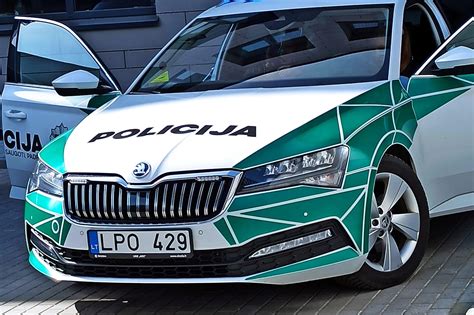 Teminė nuotrauka: apleistas automobilis daugiabučio kieme