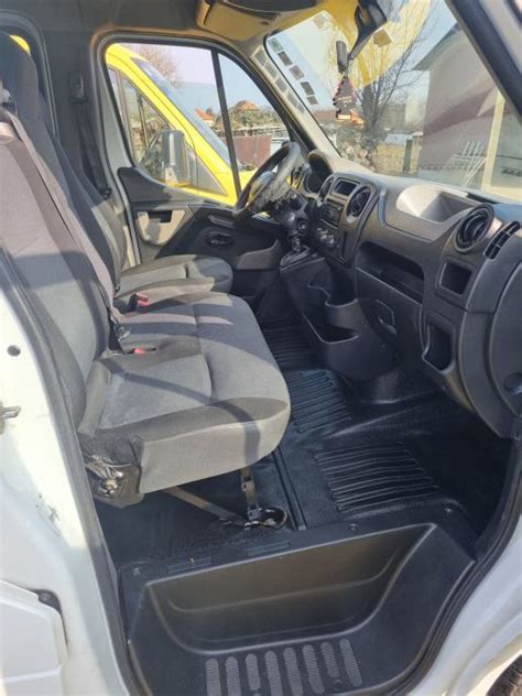 Interjero nuotrauka su dviguba kabina Renault Master, rodanti erdvę keleiviams
