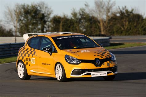 Tematinė nuotrauka: Ąžuolas Žadeika su komanda ir lenktyniniu Renault automobiliu