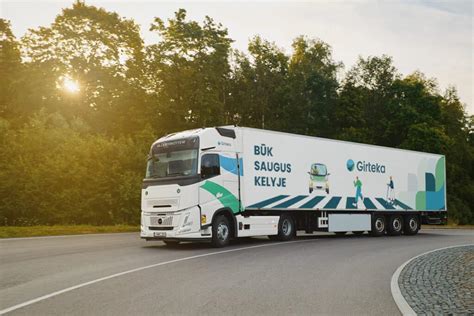 Vilkikas „Girteka“ kelyje Norvegijoje (teminė nuotrauka)