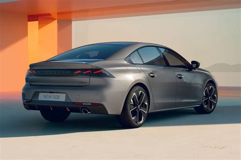 Peugeot 508 1-os kartos galinės dalies vaizdas su pavaizduota bagažine