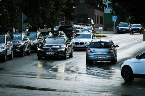 Tematinė nuotrauka: užsnigtas kelias ir automobilis, kuriam reikia pagalbos