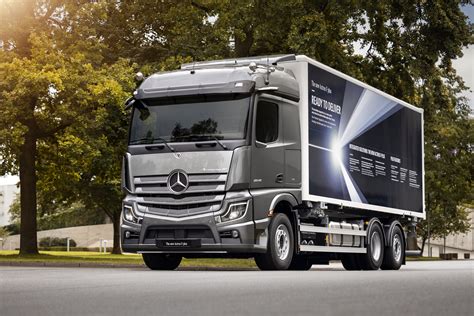 Mercedes-Benz Actros sunkvežimio nuotrauka su pavaizduotais modeliais Actros F ir Actros F plus