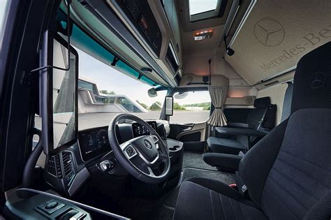Infografika apie Mercedes-Benz Actros saugos sistemas