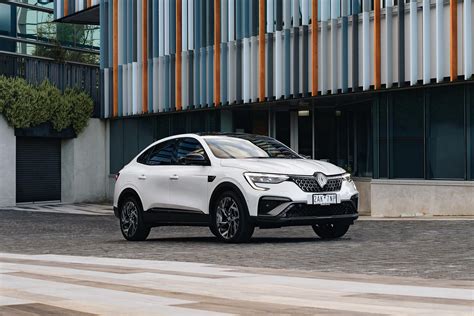 Teminė nuotrauka su naudota Renault Arkana automobilių salone