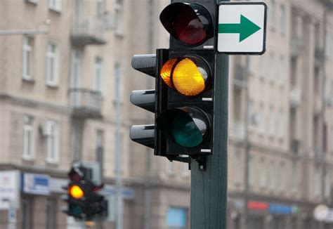 Sankryžos šviesoforo signalų veikimo schema (žalia, mirksinti žalia, geltona, raudona)