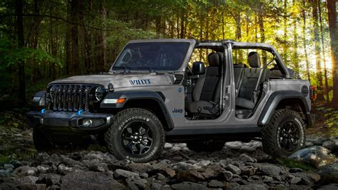 Jeep Wrangler važiuojantis bekelėje