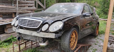 Korozijos pažeistos Mercedes-Benz W211 arkos nuotrauka