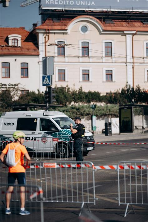 Policijos pareigūno nuotrauka arba bendrinis kelių avarijos vaizdas su gelbėtojais