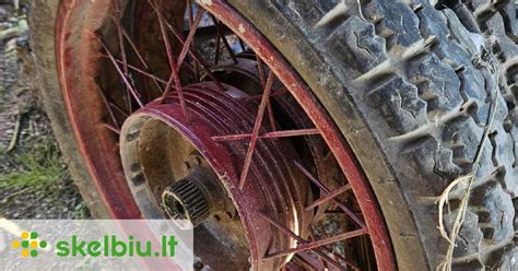 Nuotrauka: įvairių dydžių ir apdailos motociklų ratlankiai