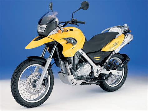 BMW F 650 GS (2000-2007) studijinė nuotrauka, demonstruojanti klasikinį vieno cilindro motociklo dizainą ir ergonomiką