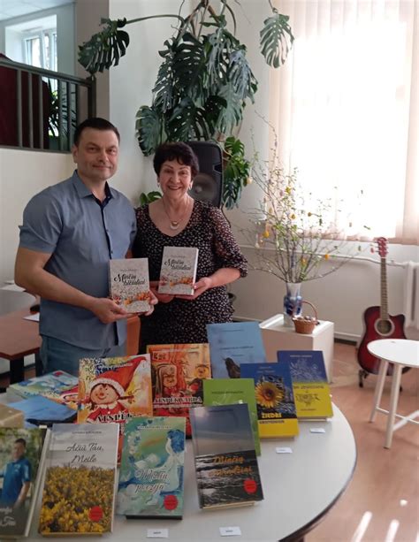 knygos ir plunksna ant stalo, simbolizuojančios literatūrą ir kūrybą