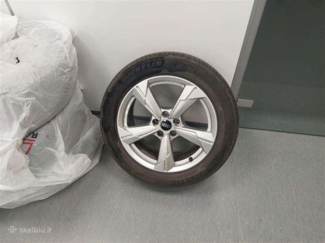 automobilis su švariais ir blizgančiais lengvojo lydinio ratlankiais