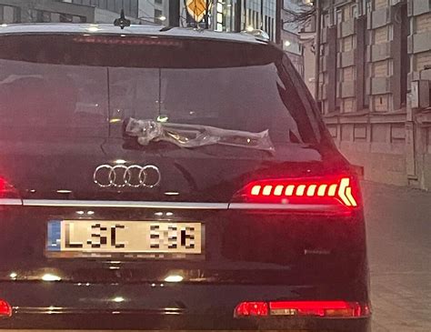 Humoristinis foto: automobilis su linksmu užrašu ant galinio lango