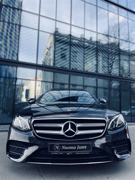 Tematinė nuotrauka: du senesni Mercedes-Benz modeliai (W202 ir W124) stovintys greta