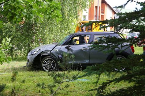 Apvirtęs automobilis „Mini Cooper“ po avarijos Kauno gatvėje