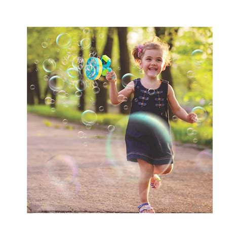 Nuotrauka su vaikais, žaidžiančiais su spalvotais muilo burbulais.