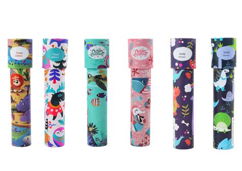 Vaikiškas piešinys su aiškiomis linijomis ir spalvotomis figūromis.