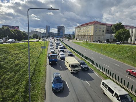 Sisteminė infografika apie pagrindines eismo įvykių priežastis: greičio viršijimas, vairavimas išgėrus, neatsargumas ir prastos oro sąlygos.