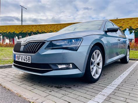 Tematinė nuotrauka, vaizduojanti automobilio „Skoda Superb“ priekinį sparną su kokybės patvirtinimo ženklu
