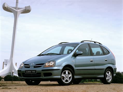 Nissan Almera Tino salono interjero ir sėdynių išdėstymo apžvalga