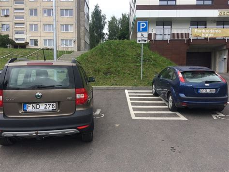 Tematinė nuotrauka: neįgaliųjų stovėjimo vieta su ženklu