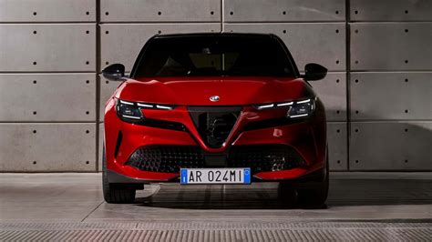 Alfa Romeo logotipas su Milano simboliais