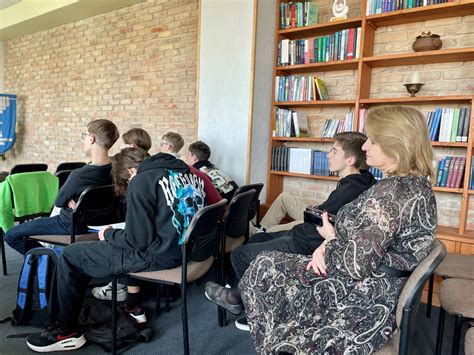 Teminis foto: grupė specialistų mokymuose prie kompiuterių