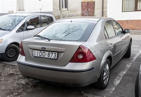 Ford Mondeo Mk3 sedano ir universalo matmenų schema