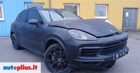 Teminė nuotrauka su „Porsche Cayenne“ automobiliu ir įvairiais ratlankiais