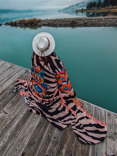 Nuotrauka su įvairių tipų automobilio vairais, kai kurie atrodo susidėvėję, kiti naujai apsiūti oda