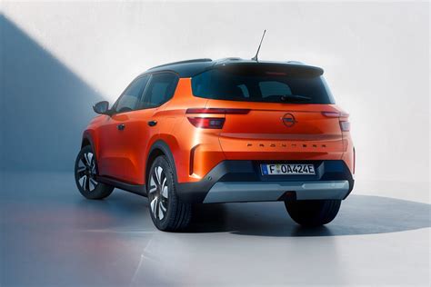 Opel Frontera važiuojančio bekelėje nuotrauka