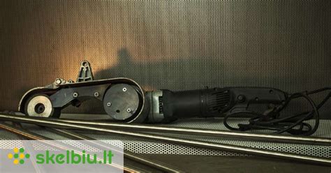 Pavyzdys, kaip atrodo metalinis paviršius po apdailos kvadratinių vamzdžių šlifavimo ir poliravimo mašina (pvz., vielos tempimo efektas).