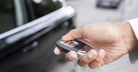 Teminė nuotrauka: žmogus, ieškantis pamesto automobilio rakto