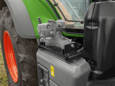 Fendt Chassis Organizer sistema su galimybėmis tvirtinti įvairią įrangą, įskaitant traukimo ąsos laikiklį