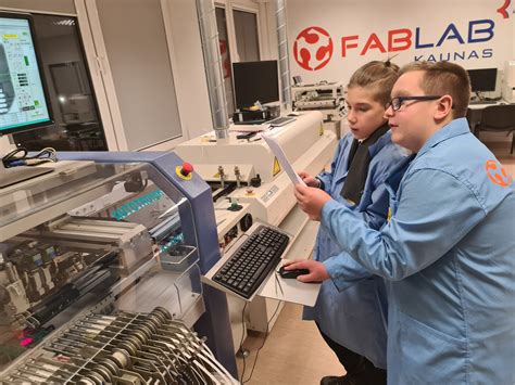 Nuotrauka, iliustruojanti profesionalaus autoserviso aplinką su specialistu, dirbančiu prie elektronikos