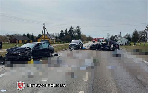 Eismo įvykio vieta su policijos automobiliu ir susidūrusiais automobiliais