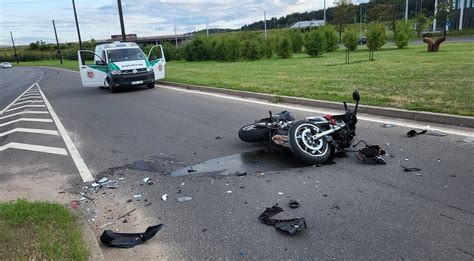 Motociklo ir automobilio susidūrimo vieta, sužeistas motociklininkas