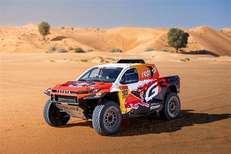 Toyota GR DKR Hilux bolidas lenktynių trasoje