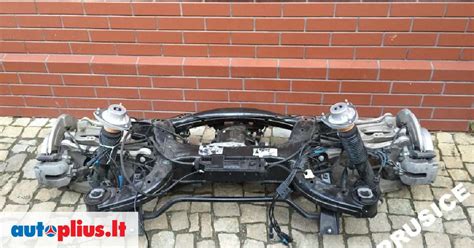 Didelis automobilių detalių asortimentas moderniame sandėlyje
