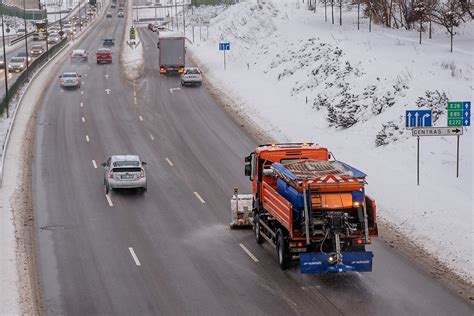 Tematinė nuotrauka: sunkvežimis su žieminėmis padangomis važiuoja apsnigta Suomijos kelio danga