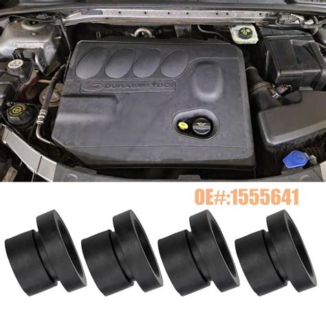 Ford Mondeo su atidarytu variklio gaubtu, prie pakabos dalies