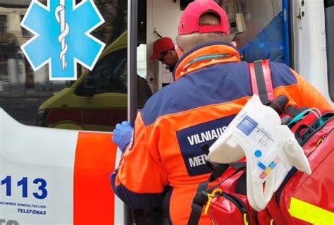 Paramedikų mokymai: greitosios pagalbos specialistai demonstruoja sunkiai sužeisto motociklininko stabilizavimą