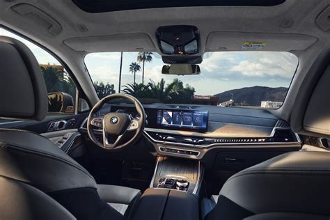 automobilio interjeras su gamykliniais BMW garsiakalbiais