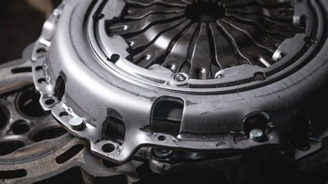 automobilio sankabos slydimo iliustracija su dūmais ir perkaitimu