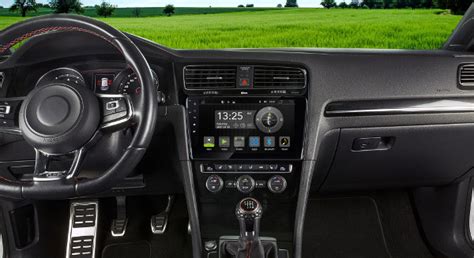 Volkswagen Golf VII interjero vaizdas su multimedijos sistema