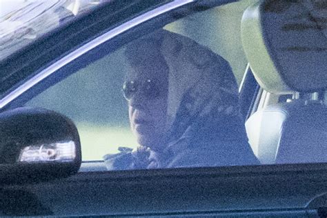 Tematinė nuotrauka: moteris, vairuojanti automobilį